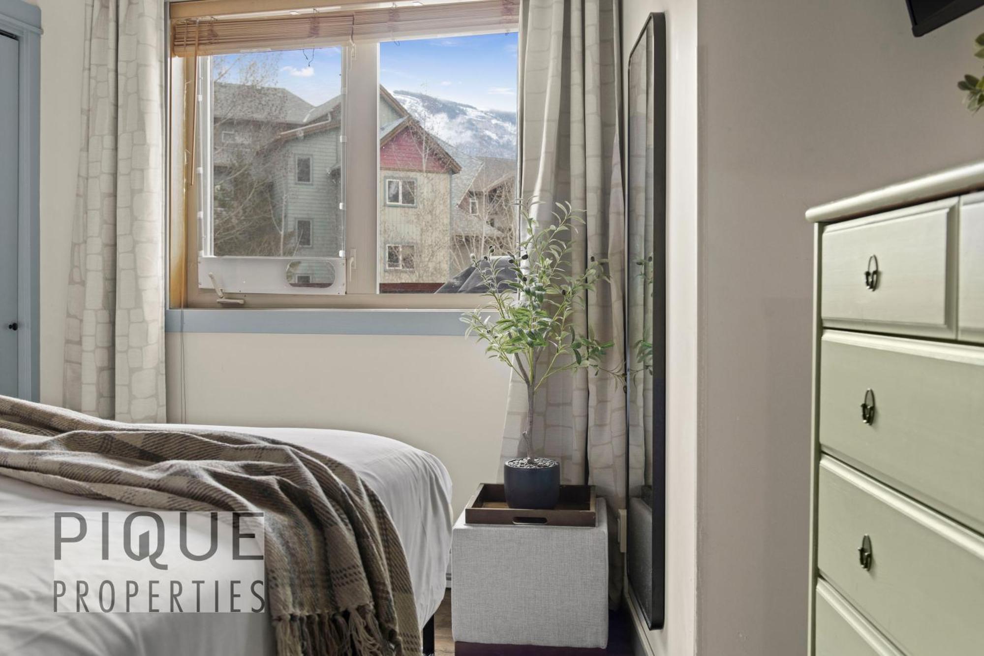 Mountain Loft Retreat, Heated Pool & Hot Tub, Ug Parking, Balcony, Wifi! Leilighet Canmore Eksteriør bilde